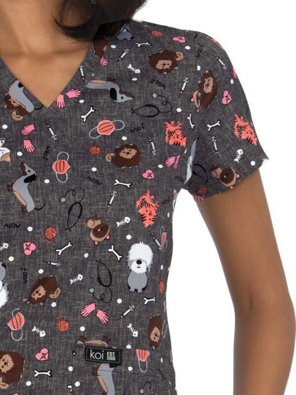 KOI Basics Leslie Women's 2-Pocket Stretch Print Top Pet Buddy' in Pet Buddy's product image