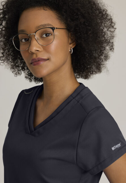 Grey's Anatomy Classic Evelyn Women's 3-Pocket Double Banded V-Neck Top - Image 9